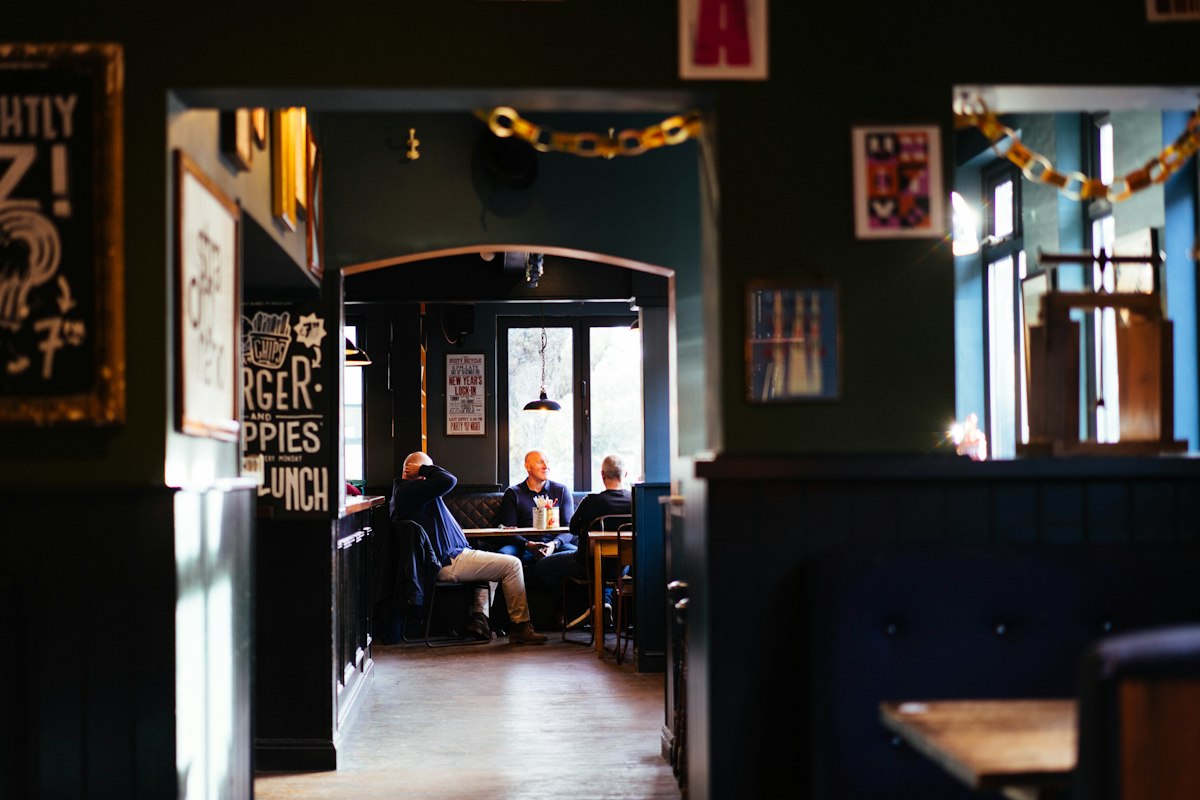 Friends seated together in a pub (illustrative photo)